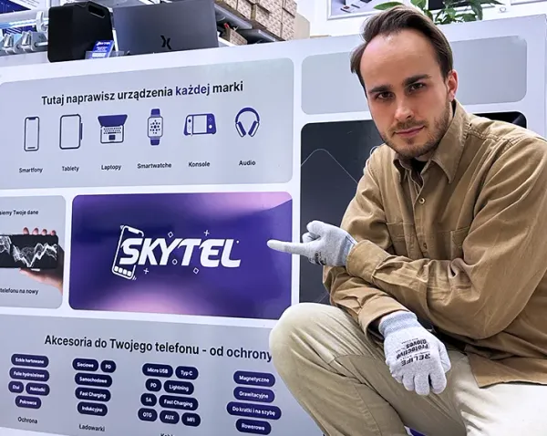 Sebastian - właściciel SKYTEL Rzeszów naprawiający telefon